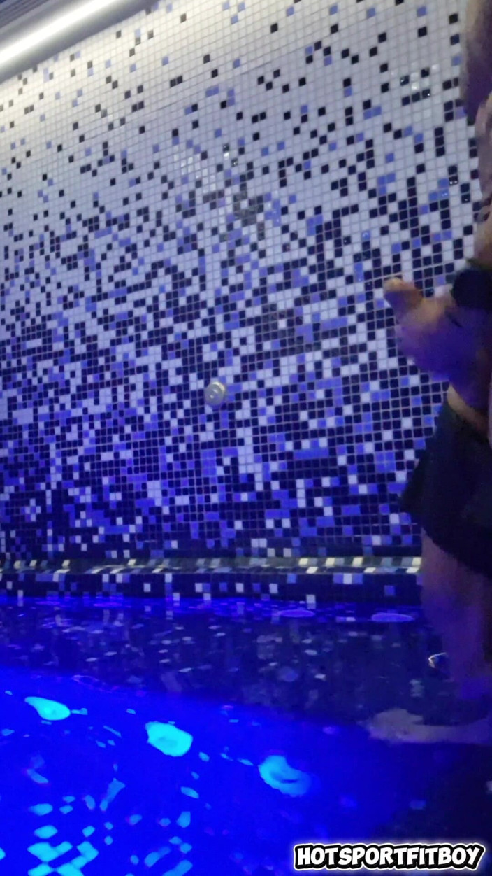 Hotsportfitboy: Riskantní masturbace v luxusní lázeňské sauně - velký tvrdý penis honění...