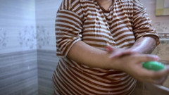 Your Boy's Cum: Bada Dodh Wali Cacci - индийская большая задница и огромные сиськи сексуальной горячей тетушки в душе в моем туалете, затем я поймал ее и записал и трахнул ее