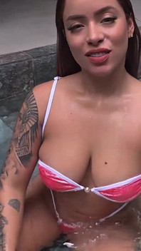 Abang tiri, bikini mana yang paling sesuai dengan saya? Dia memilih untuk menanggalkan pakaian saya