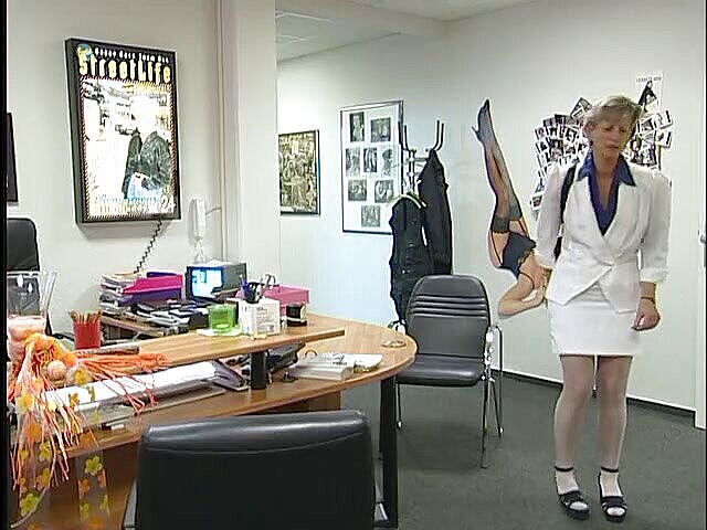 Xfamster: Bionda matura viene scopata a pecorina al casting