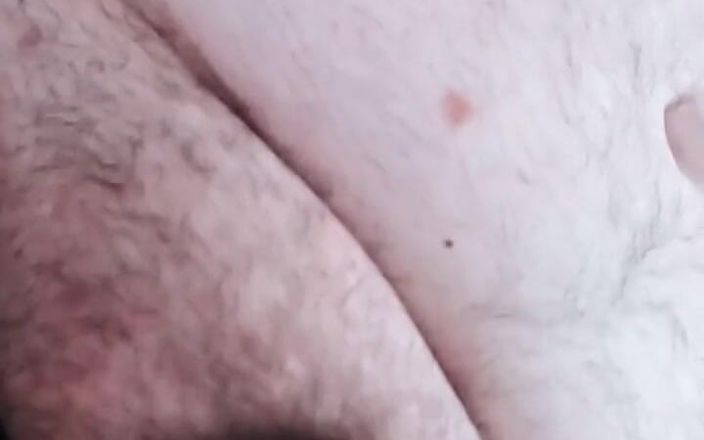 Big Pisser: Mostrando meu corpo gordo quente e brincando com meu mamilo,...