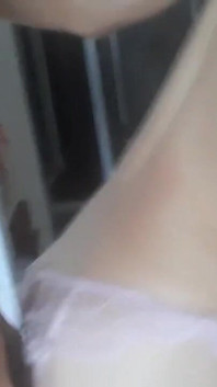 Asyalı bebek barbie modunda pembe içinde seksi