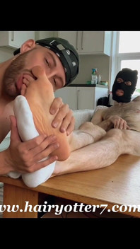 Nathan Adams zbožňuje velké nohy vydry Levantské