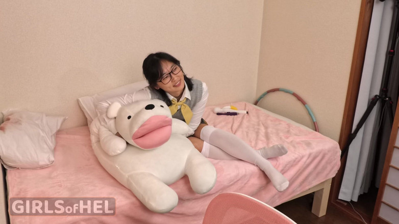 Girls of Hel: Nördig japansk tjej leker med sin fitta - riktig orgasm