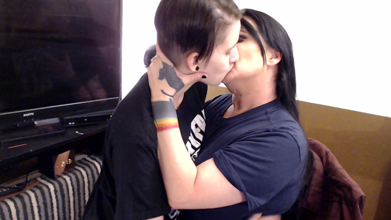 Abby Anna: Sărut lesbian pasional cu iubite adevărate