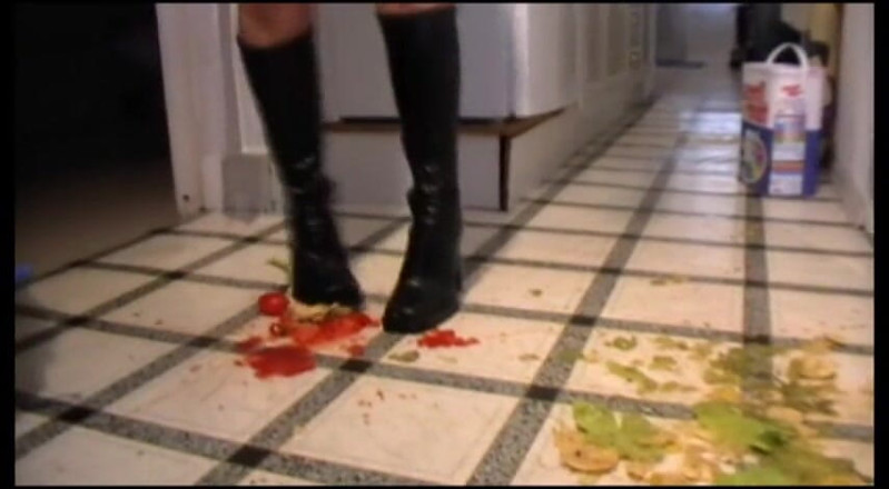 Foot Girls: Schiacciare il cibo con gli stivali