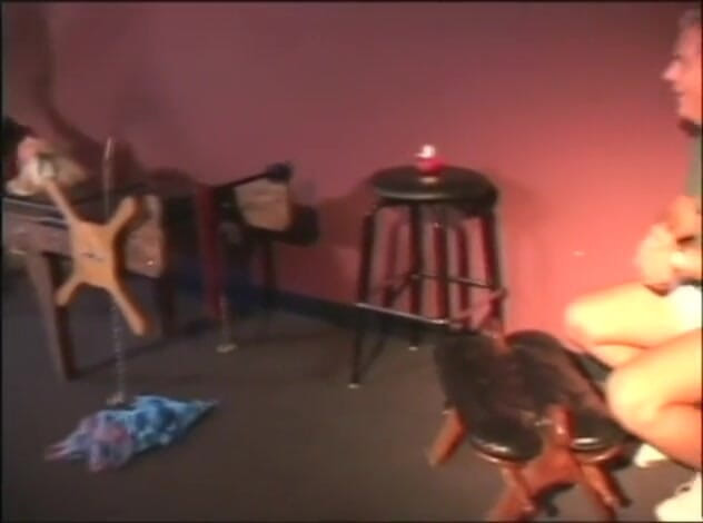 Femdom Austria: Ragazza calda viene sborrata e sculacciata