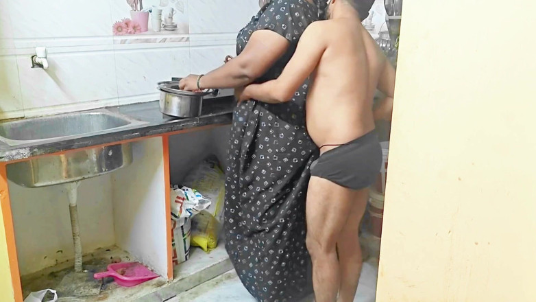 RoyToy: Desi matrigna scopata in cucina l'ho scopata per sorprenderla mentre...