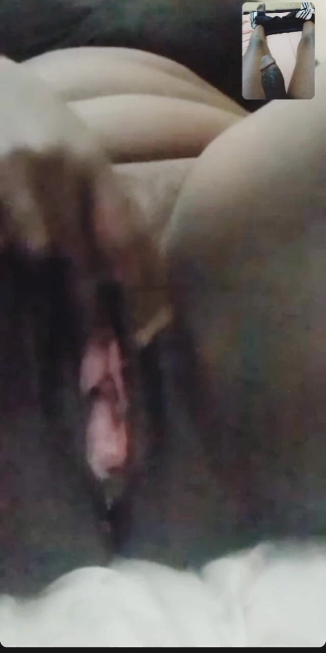 Me and my new slut: 핑거링과 비비기 클리토리스 비디오 통화 젖은 보지 블랙