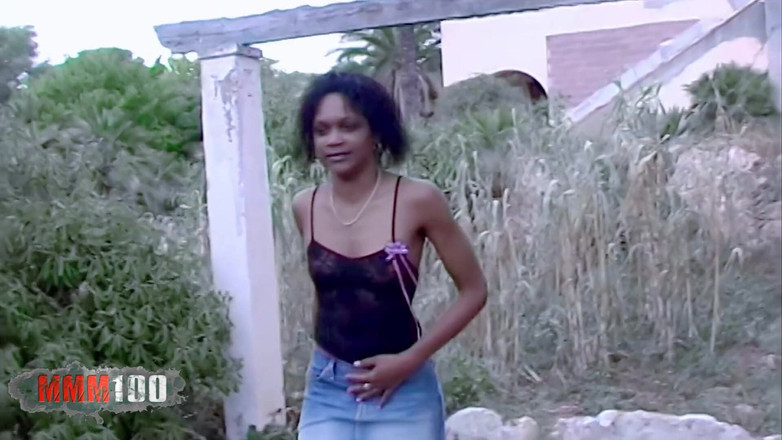 MMM100: Shania shania dải gần một hồ bơi cũ bỏ hoang