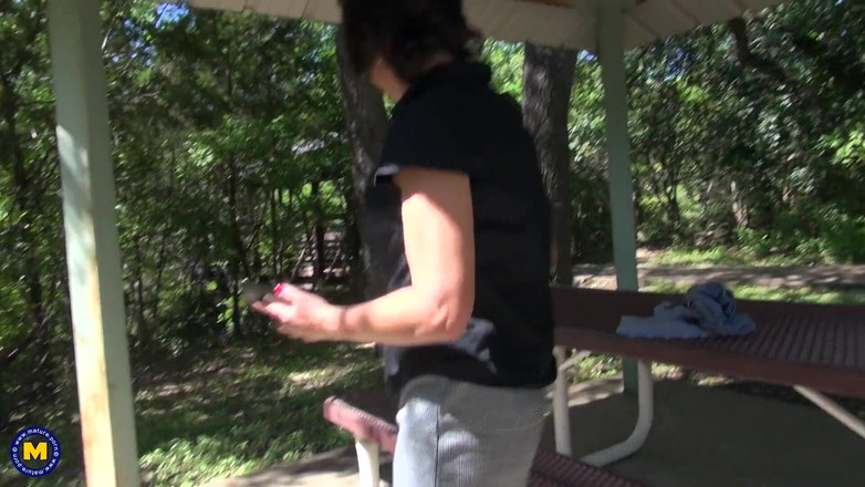 Mature NL: Ella ha escondido su coño peludo detrás de una pantimedias...