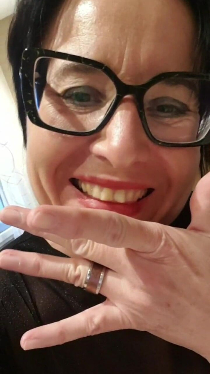 JulieEroticDress: Julie ejaculează în baie