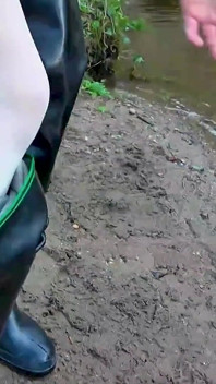 Sekretärin, weiße strumpfhosen in wathosen durchnässt