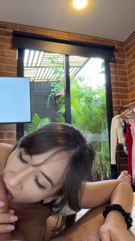 Un propriétaire chanceux reçoit une chatte chaude et mouillée au lieu de louer