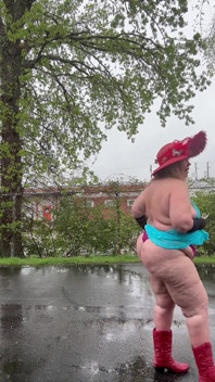 Atrapar gotas de lluvia en mis tetas
