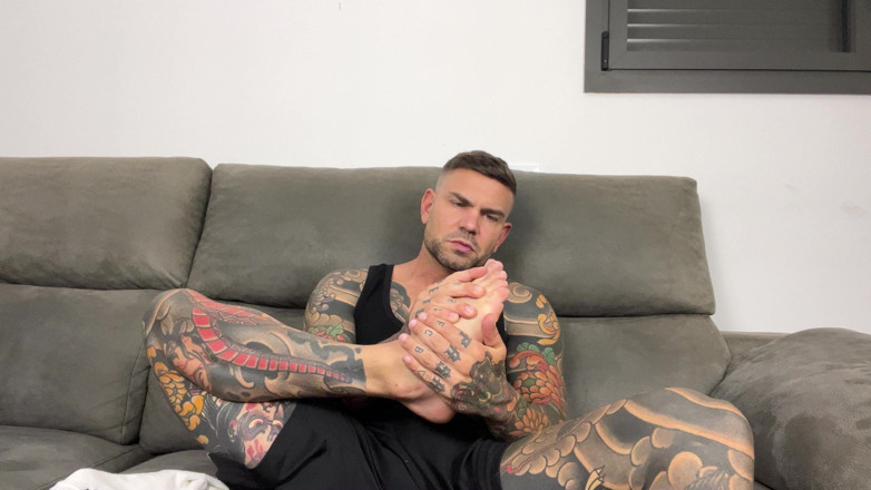 Juan Lucho Gay: Татуированный альфа для фетишистов ног