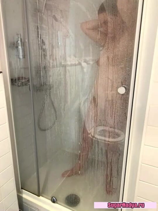 SugarNadya: Homem viu como a Sra. SugarNadya se lava no chuveiro