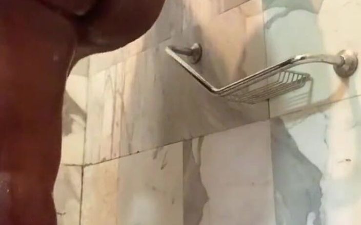 Juicy fat pussy: Adik tiri saya secara tidak sengaja menghantar video tampalan pantatnya...