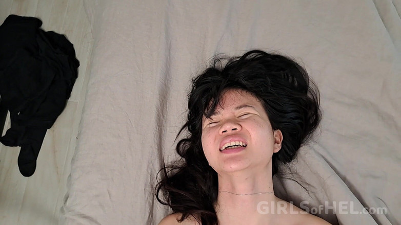 Girls of Hel: Если ты идешь продолжать, я буду писать на кровати! - Глубокий азиатской тинки в видео от первого лица - настоящий секс с Baebi Hel