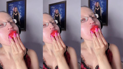 FinDom Goaldigger: ASMRパプリカペッパーの食べ方 - ASMR、眼鏡、魅力、口紅、大きな唇、口、食べ物、顔フェチ、長い爪