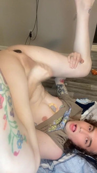 Auto Facial!! Femboy Tessa Juega Con Su Culo Y Se Corre En Su Propia Cara!