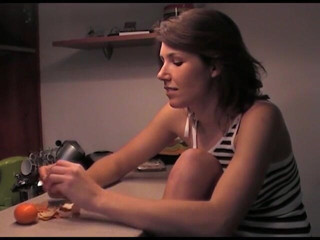All Those Girlfriends: Fran speelt met eten op haar lichaam