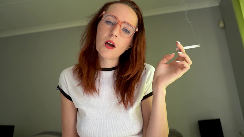 Alicia Robertz: Une fille sexy fume dans un haut blanc moulant