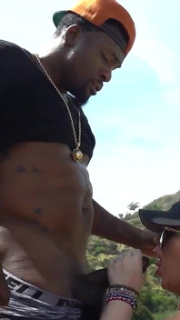 Sexy latina leva Rome Majors grande pau preto ao ar livre no Hollywood Sign