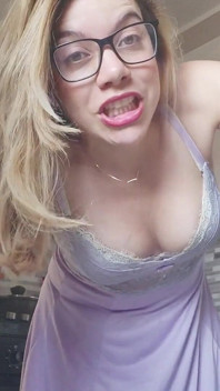 Fată sexy în bucătărie fără chiloți