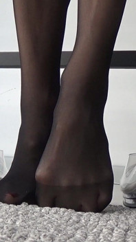 Foot Fetish Solo En Collants Noirs.