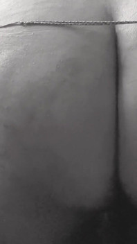 세상! 남편이 자리를 비인 동안 집에 혼자 있는 젊은 여성이 다음에 무슨 일이 일어나는지 보자
