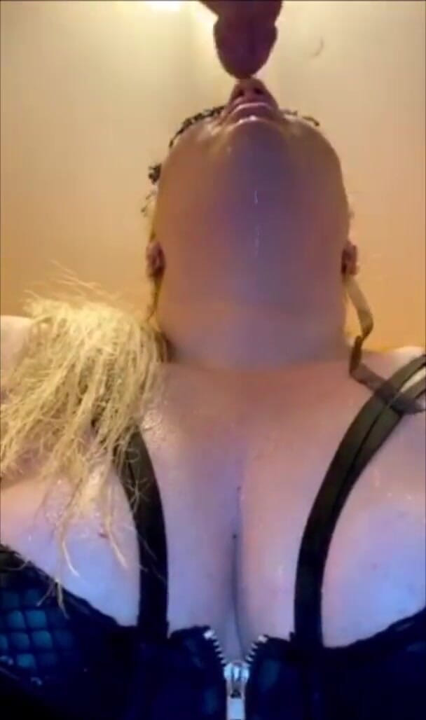 The Kinky Latex Couple: Sikanie wymiotuje część 1