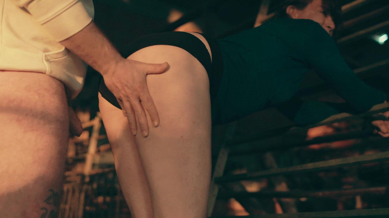 RedLili: 胖子在农场里操一个娇小的胖女人