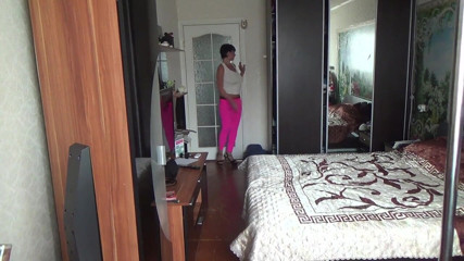 Sexy Milf: Kate sexy caminando con pantalones de yoga, tacones altos y...