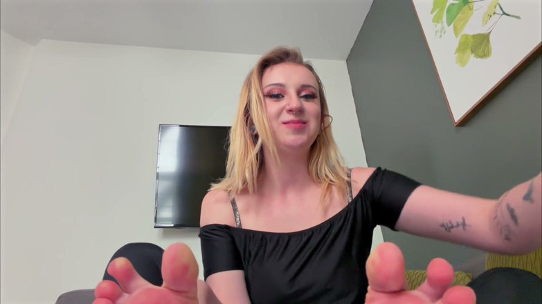 Kink in Time: Ayla 1950's giantess