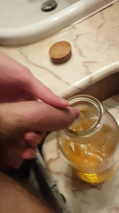 eighteentwink: Čůrání do sklenice, abych předváděla moji zlatou žlutou tekutinu, protože mě...