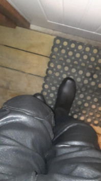 Rubberboots and Leatherpants on Ice