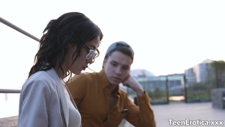 Teen Erotica XXX: 惊人的青少年kris the Foxx勾引一个她刚认识的男人，她性感的脚