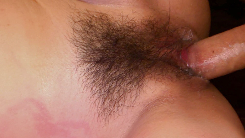 Asian threesomes: Une salope japonaise se fait baiser dans un gang et...