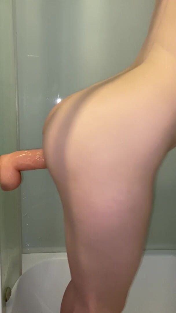 Fox Girl: Uzun büyük dildo duşta sıkı amına giriyor