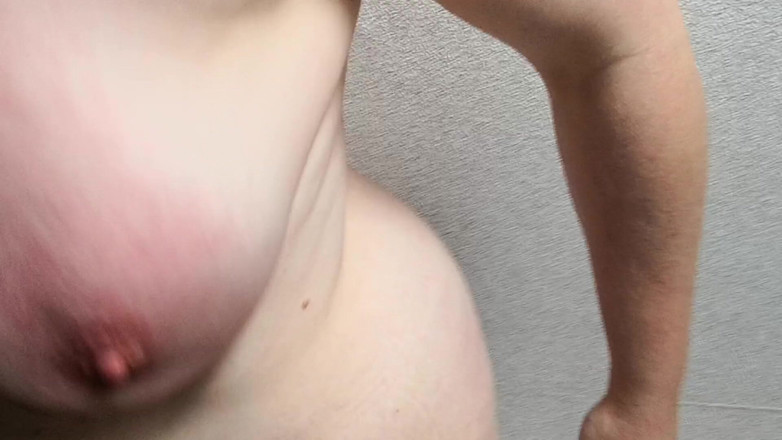 Bouncy Tits Action: Poplácám mi drsně prsa a vytáhni mi bradavky