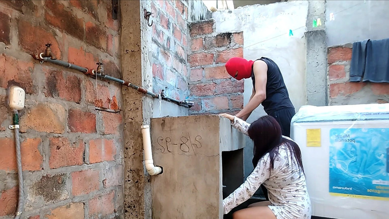 Goky: Sousedka pod noční košilí nic, je vidět její růžová