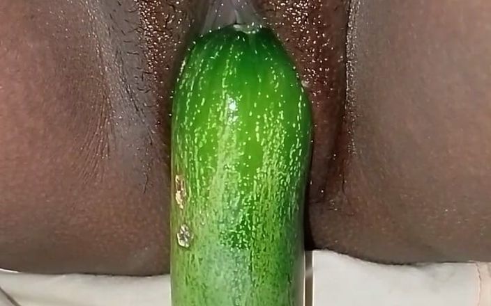 Indian desi hot poja: Pepino insertado en la vagina del vecino, la vagina estaba...