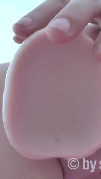 射精者在海滩上口交