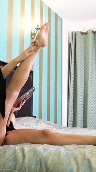 Esguicha seu esperma sobre meus pés nus