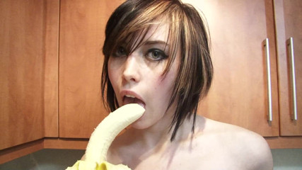 Lesbian Illusion: Грязная телочка-брюнетка с большими сиськами играет с едой на кухне