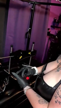 Sissy Chanel Je análně Šukána S Zasraným Strojem / Hardcore