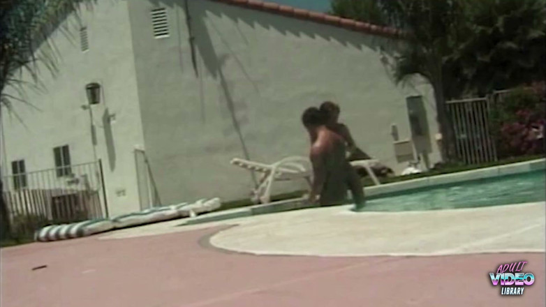 Adult Video Library: Piscina în aer liber este încă o dată deschisă pentru țâțe mari să...