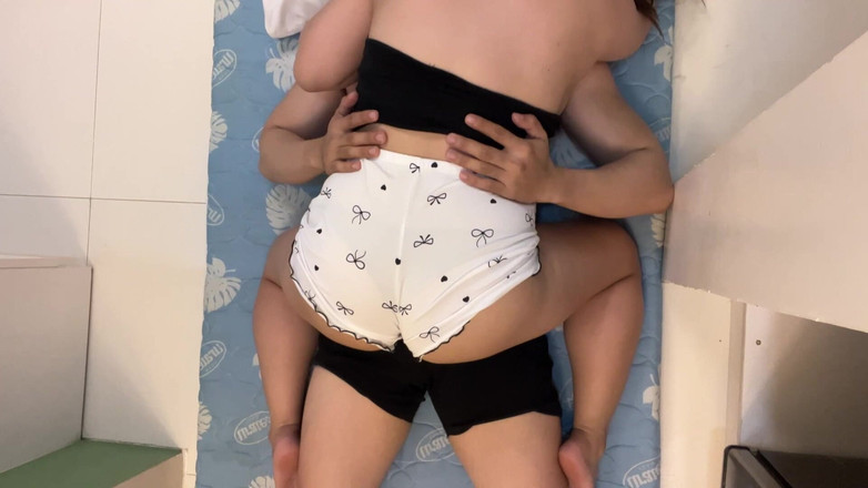 EL Swallow: Una filippina arrapata scopa la sua amica durante un'uscita