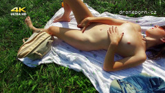 Peaches and Bananas: Nudistická dívka masturbuje. Záběr dronem